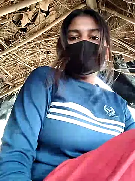 Snapshot of Janvi_Jaitly chatting on 11/12/25, 04:24 Janvi Jaitly online show from 11/12/25, 04:24