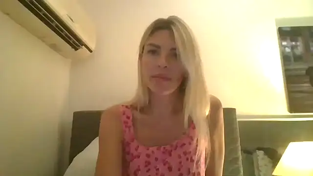 Liliwii1 online show from 10/30/25, 08:31