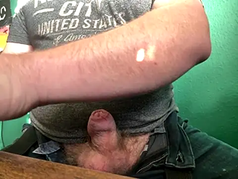 Snapshot of AverageBloke93 chatting on 11/17/25, 09:48 AverageBloke93 online show from 11/17/25, 09:48