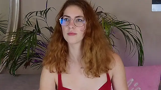 Snapshot of CaitlinMoon chatting on 11/12/25, 04:02 CaitlinMoon online show from 11/12/25, 04:02