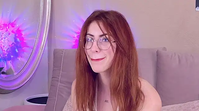 Snapshot of CaitlinMoon chatting on 12/15/25, 04:06 CaitlinMoon online show from 12/15/25, 04:06