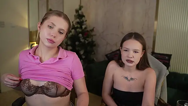 Snapshot of Tiana_Princesss chatting on 12/17/25, 07:42 Tiana Princesss online show from 12/17/25, 07:42