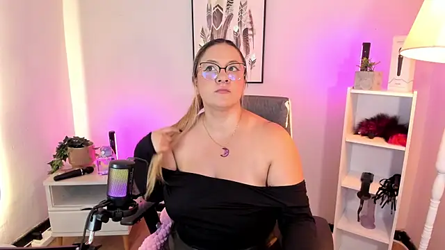 hollie joliie online show from 04/08/26, 12:05