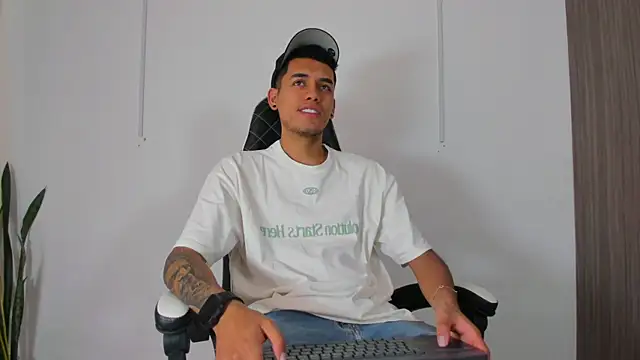 Snapshot of Nickyblazze_ chatting on 09/27/25, 02:00 Nickyblazze  online show from 09/27/25, 02:00