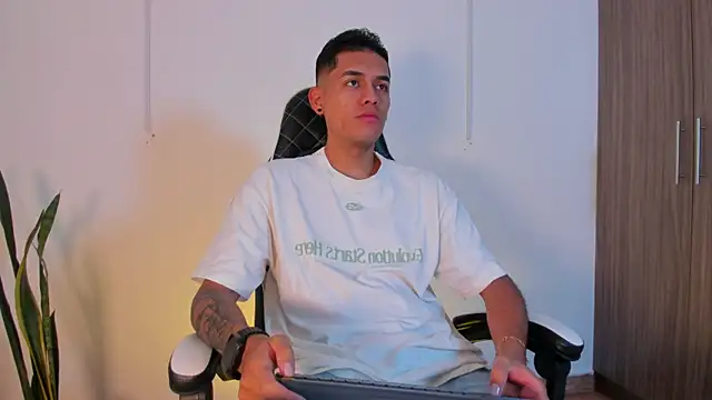 Snapshot of Nickyblazze_ chatting on 10/16/25, 12:06 Nickyblazze  online show from 10/16/25, 12:06
