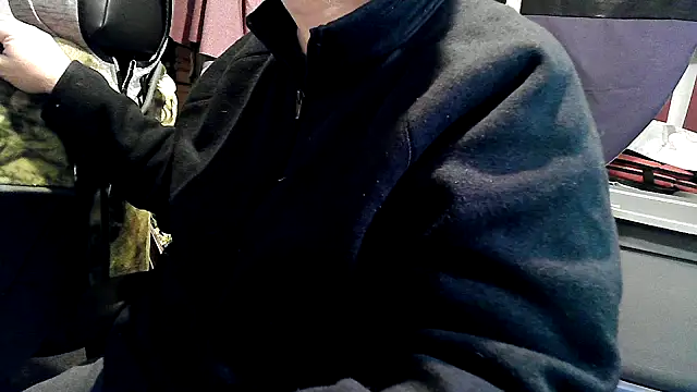 Snapshot of georgew62 chatting on 12/14/25, 01:44 georgew62 online show from 12/14/25, 01:44