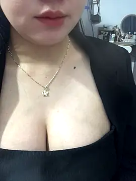 Snapshot of Behoaxinh chatting on 10/01/25, 04:40 Behoaxinh online show from 10/01/25, 04:40