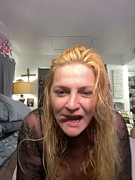 Snapshot of Goldenndoll chatting on 09/10/25, 02:06 Goldenndoll online show from 09/10/25, 02:06