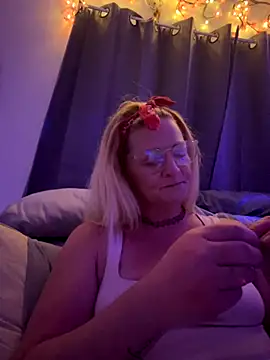 Snapshot of Goldenndoll chatting on 09/27/25, 09:03 Goldenndoll online show from 09/27/25, 09:03