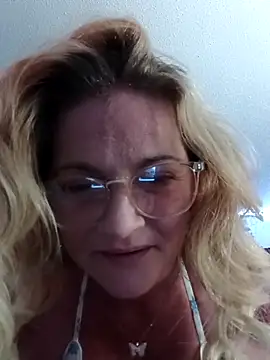 Snapshot of Goldenndoll chatting on 11/20/25, 07:46 Goldenndoll online show from 11/20/25, 07:46