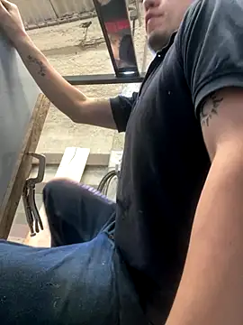 Snapshot of True_Di chatting on 12/18/25, 04:24 True Di online show from 12/18/25, 04:24