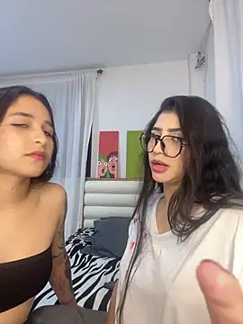 Snapshot of Sweet_and_Rous0 chatting on 09/14/25, 04:11 Sweet and Rous0 online show from 09/14/25, 04:11