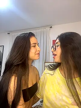 Snapshot of Sweet_and_Rous0 chatting on 10/04/25, 04:21 Sweet and Rous0 online show from 10/04/25, 04:21