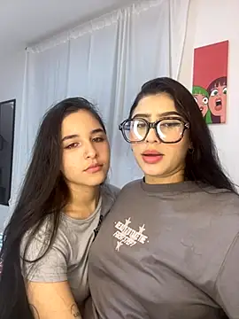 Snapshot of Sweet_and_Rous0 chatting on 10/15/25, 04:56 Sweet and Rous0 online show from 10/15/25, 04:56