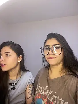 Snapshot of Sweet_and_Rous0 chatting on 12/18/25, 03:45 Sweet and Rous0 online show from 12/18/25, 03:45