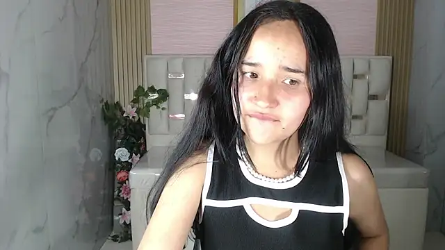 Snapshot of bella_vibess_s chatting on 11/25/25, 03:06 bella vibess s online show from 11/25/25, 03:06