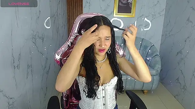 Snapshot of bella_vibess_s chatting on 12/16/25, 08:36 bella vibess s online show from 12/16/25, 08:36