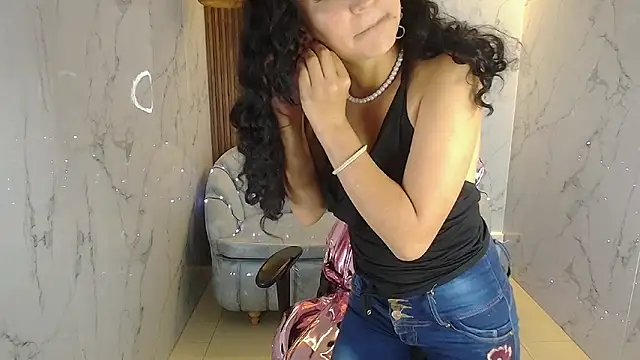 Snapshot of bella_vibess_s chatting on 12/17/25, 08:15 bella vibess s online show from 12/17/25, 08:15