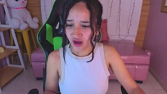 Snapshot of bella_vibess_s chatting on 02/23/26, 12:35 bella vibess s online show from 02/23/26, 12:35