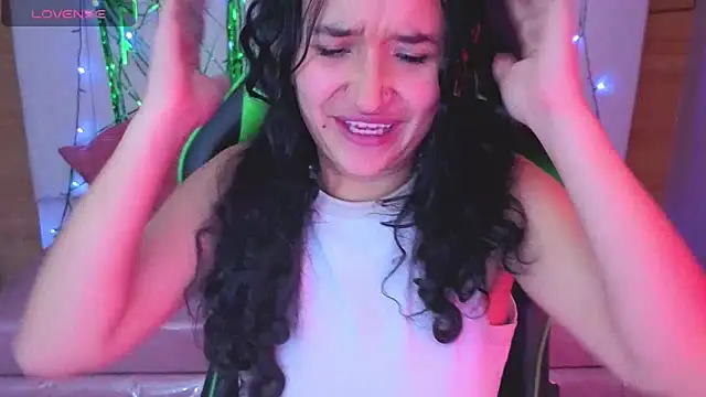 Snapshot of bella_vibess_s chatting on 03/21/26, 12:32 bella vibess s online show from 03/21/26, 12:32