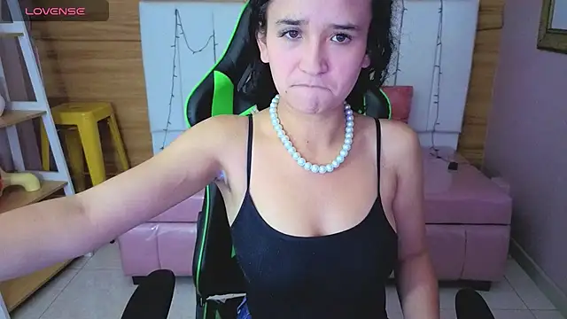 Snapshot of bella_vibess_s chatting on 03/25/26, 12:44 bella vibess s online show from 03/25/26, 12:44