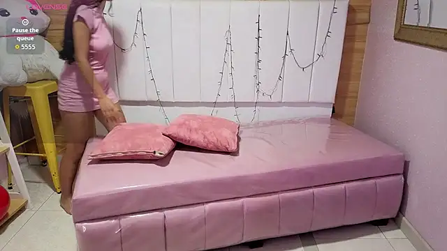 Snapshot of bella_vibess_s chatting on 04/09/26, 12:43 bella vibess s online show from 04/09/26, 12:43