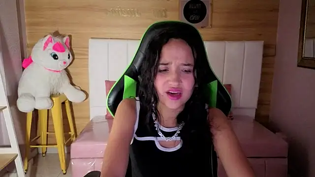 Snapshot of bella_vibess_s chatting on 04/16/26, 12:50 bella vibess s online show from 04/16/26, 12:50