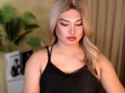 Snapshot of UrGoddess_Kiera chatting on 10/13/25, 07:47 UrGoddess Kiera online show from 10/13/25, 07:47