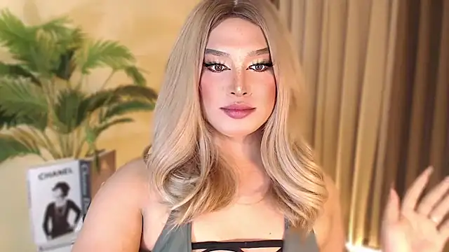 Snapshot of UrGoddess_Kiera chatting on 10/16/25, 05:47 UrGoddess Kiera online show from 10/16/25, 05:47