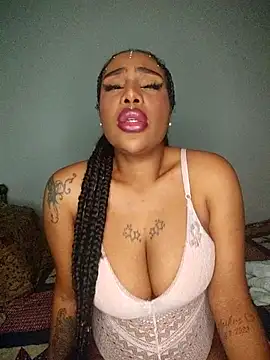 Snapshot of Queen_Amara chatting on 11/17/25, 03:01 Queen Amara online show from 11/17/25, 03:01