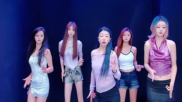 queen-001 online show from 09/24/25, 10:35