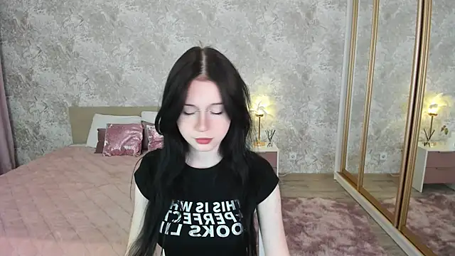 Snapshot of VioletHarme chatting on 04/29/26, 11:36 VioletHarme online show from 04/29/26, 11:36
