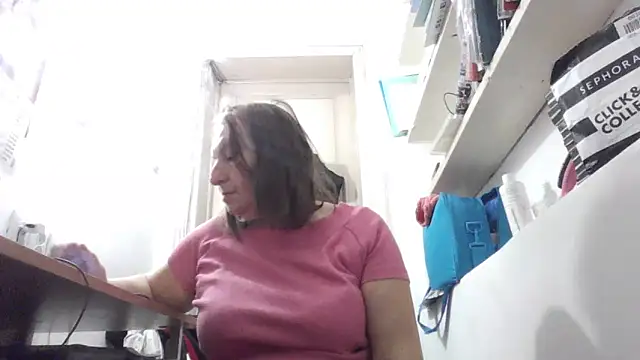 Snapshot of AnnaLive570 chatting on 12/17/25, 05:24 AnnaLive570 online show from 12/17/25, 05:24