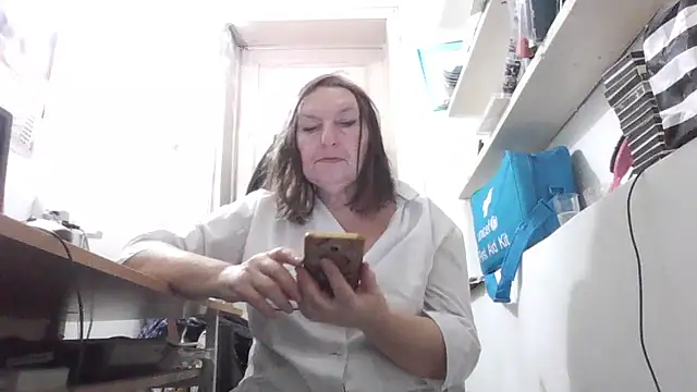 Snapshot of AnnaLive570 chatting on 12/23/25, 05:38 AnnaLive570 online show from 12/23/25, 05:38