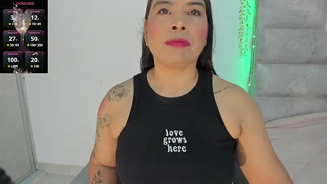 Snapshot of roselyn_caprice chatting on 06/12/26, 01:59 roselyn caprice online show from 06/12/26, 01:59