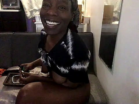 Snapshot of littyleesh1 chatting on 12/19/25, 11:28 littyleesh1 online show from 12/19/25, 11:28