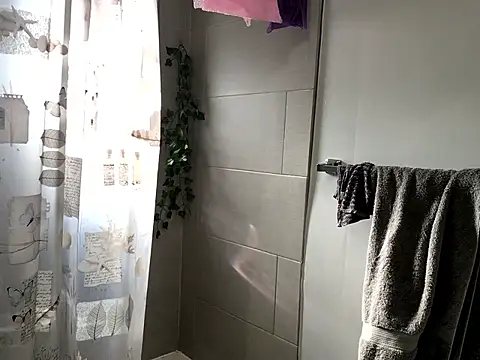 Snapshot of littyleesh1 chatting on 01/15/26, 06:33 littyleesh1 online show from 01/15/26, 06:33