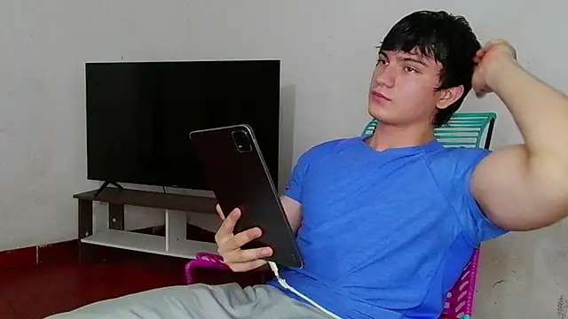 Snapshot of ErickWalton chatting on 01/12/26, 05:01 ErickWalton online show from 01/12/26, 05:01