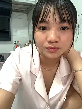 Emlyly-18 online show from 10/15/25, 01:06