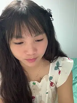 Emlyly-18 online show from 10/15/25, 01:33