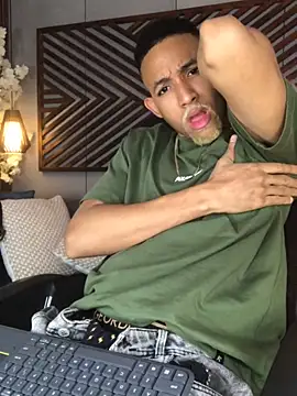 Snapshot of B_Wild chatting on 10/16/25, 04:13 B Wild online show from 10/16/25, 04:13