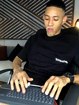 Snapshot of B_Wild chatting on 10/17/25, 04:15 B Wild online show from 10/17/25, 04:15