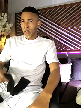 Snapshot of B_Wild chatting on 11/01/25, 03:52 B Wild online show from 11/01/25, 03:52