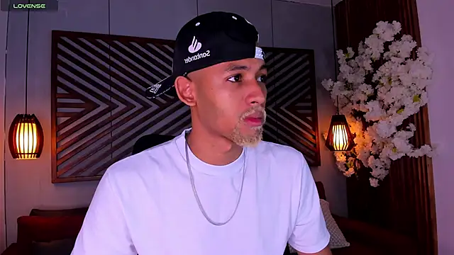 Snapshot of B_Wild chatting on 11/13/25, 03:16 B Wild online show from 11/13/25, 03:16