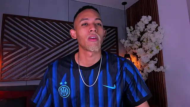 Snapshot of B_Wild chatting on 11/19/25, 04:01 B Wild online show from 11/19/25, 04:01