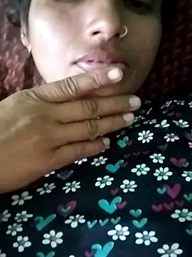 Snapshot of KIRTI12_HOT chatting on 10/19/25, 05:24 KIRTI12 HOT online show from 10/19/25, 05:24