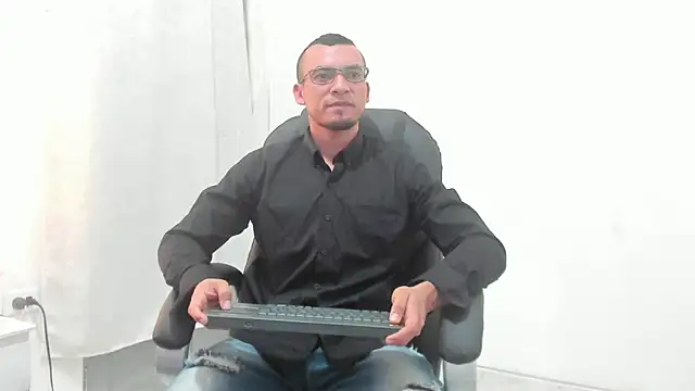 Snapshot of johan_miller0 chatting on 11/08/25, 04:23 johan miller0 online show from 11/08/25, 04:23