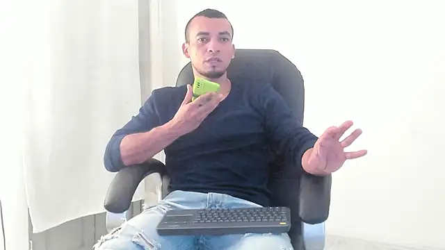 Snapshot of johan_miller0 chatting on 11/11/25, 11:54 johan miller0 online show from 11/11/25, 11:54