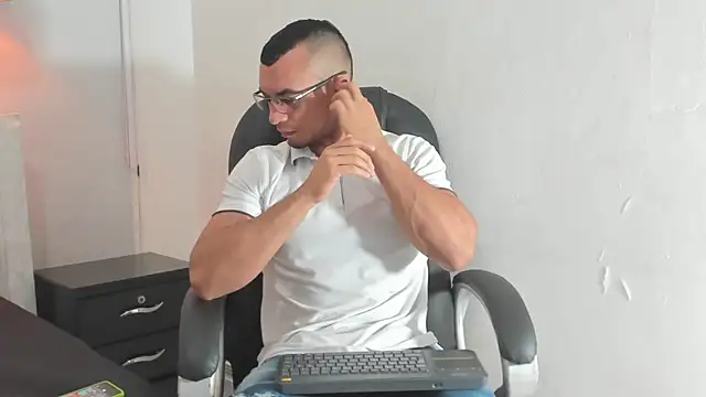 Snapshot of johan_miller0 chatting on 11/29/25, 12:08 johan miller0 online show from 11/29/25, 12:08