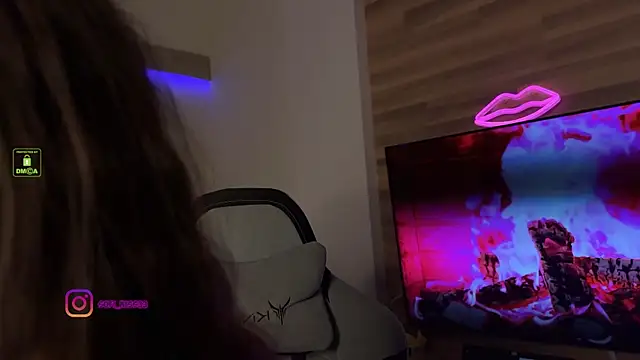 Snapshot of SofI-Play chatting on 09/24/25, 06:44 SofI-Play online show from 09/24/25, 06:44